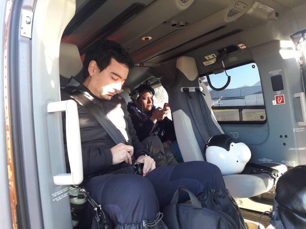 Diego concentrado, el Quichi mandando los últimos Whatsapp antes de subir a la cordillera