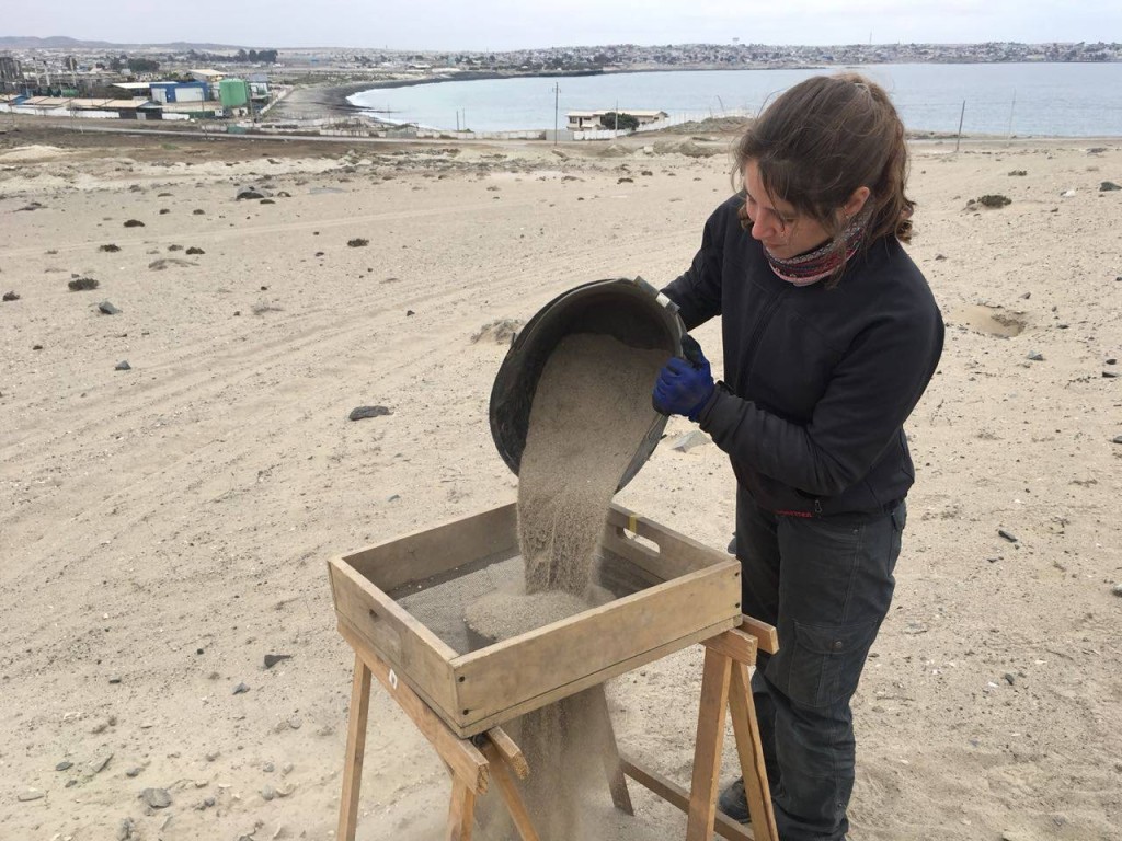 Maripaz jugando con arena en la playa