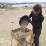Maripaz jugando con arena en la playa